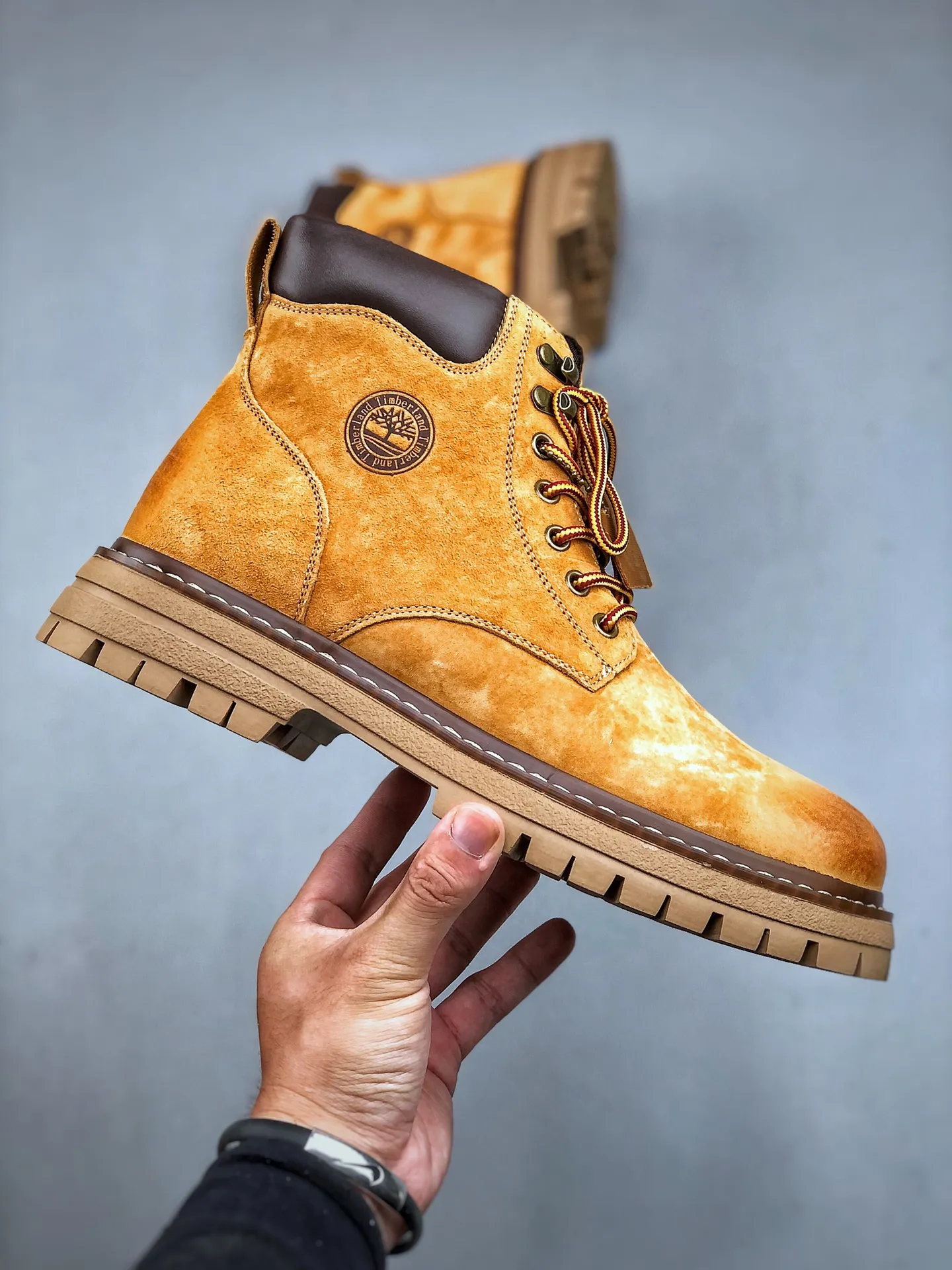 Local pick-up 💰560 supports store release. New goods 🚀 #Timberland Timberland/Timberland outdoor high-top casual rhubarb boots series #Guangdong Dachang quality, original box and original packaging, fashionable and trendy matching. The fabric is made of Italian 🇮🇹 top-grade frosted fine-grained cowhide. It is matched with anti-odor and anti-corrosion genuine leather latex insoles. The outsole and hardware are all made from OEM raw materials. It is the same as the original Goodyear and will never be glued. Good products do not kill pigs. Exclusively launched on the whole network. The quality is unquestionable. The whole set of official website unified packaging gives you a perfect wearing experience. The quality is exquisite and durable. A must-have for sportsmen. Specially designed to treat those who are not handsome. High-quality and first-class foot feel. Special for cold protection and outdoor use this winter. Casual matching for daily use. Size: 38 39 40 41 42 43 44 (leather shoe size)